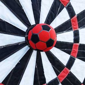 Treffer ins Bull´s Eye beim Soccer Dart